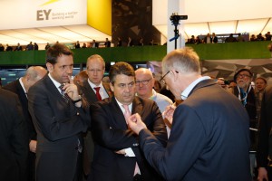 06_Federal_Minister_for_Economy___Energy_Sigmar_Gabriel_talking_to_PTX_technical_expertise_L1_5424 (2)